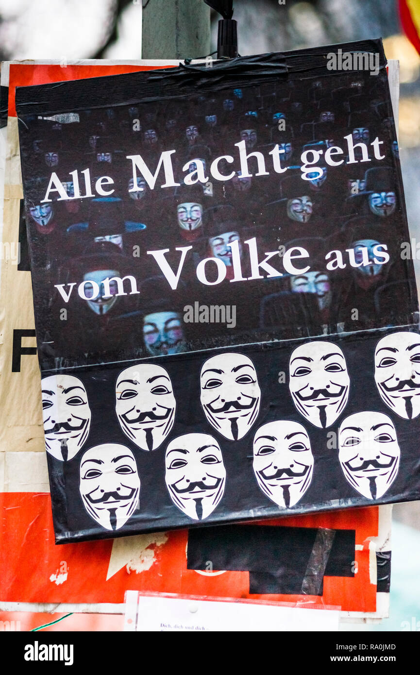 Affiche montrant divers guy-fawkwes-masques et un texte qui dit : "Tout pouvoir vient du peuple', Francfort/Main, Hesse, Allemagne Banque D'Images