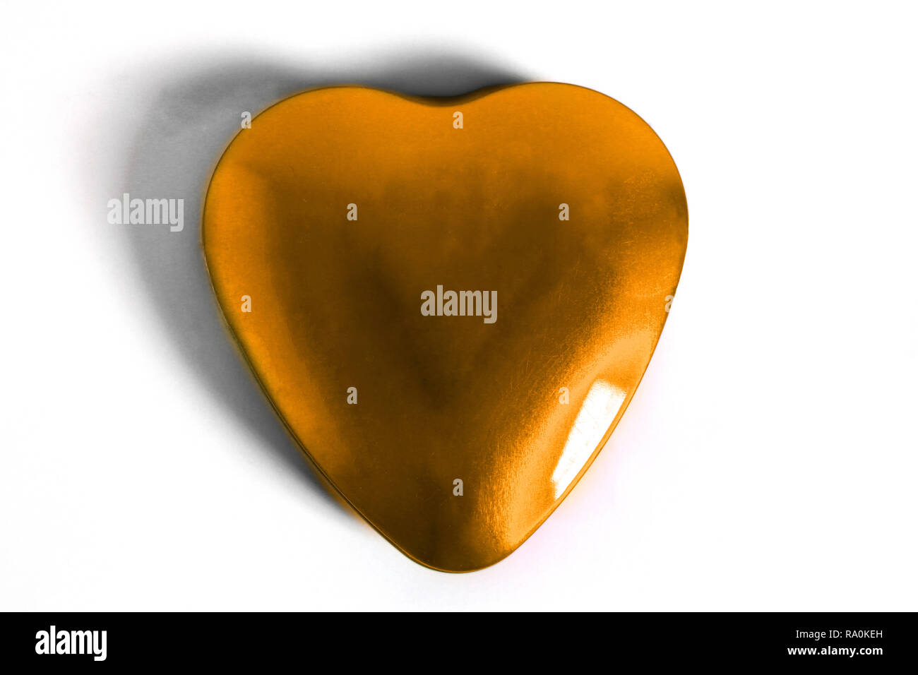 Objet métallique en forme de coeur pour la Saint-Valentin, fête des Mères, avec une carte de vœux que j'aime Banque D'Images