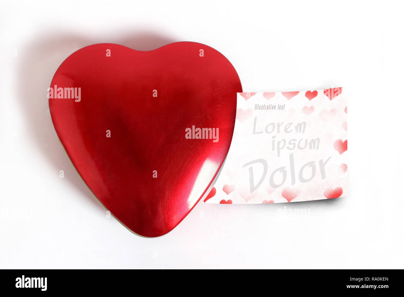Objet métallique en forme de coeur pour la Saint-Valentin, fête des Mères, avec une carte de vœux que j'aime Banque D'Images
