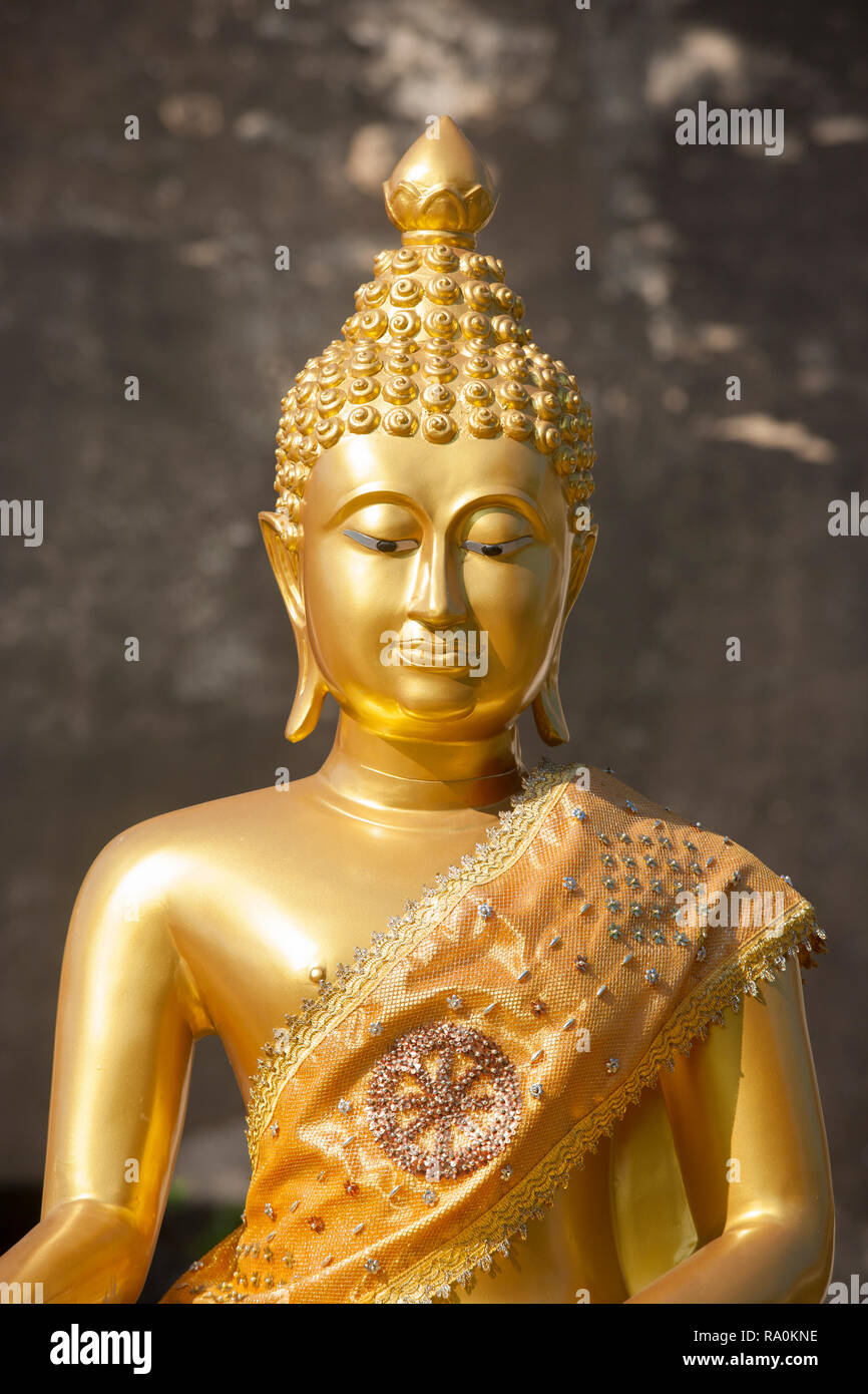 Détail d'or, statue de bouddha, Wat Chedi Luang Temple, Chiang Mai, Thaïlande Banque D'Images