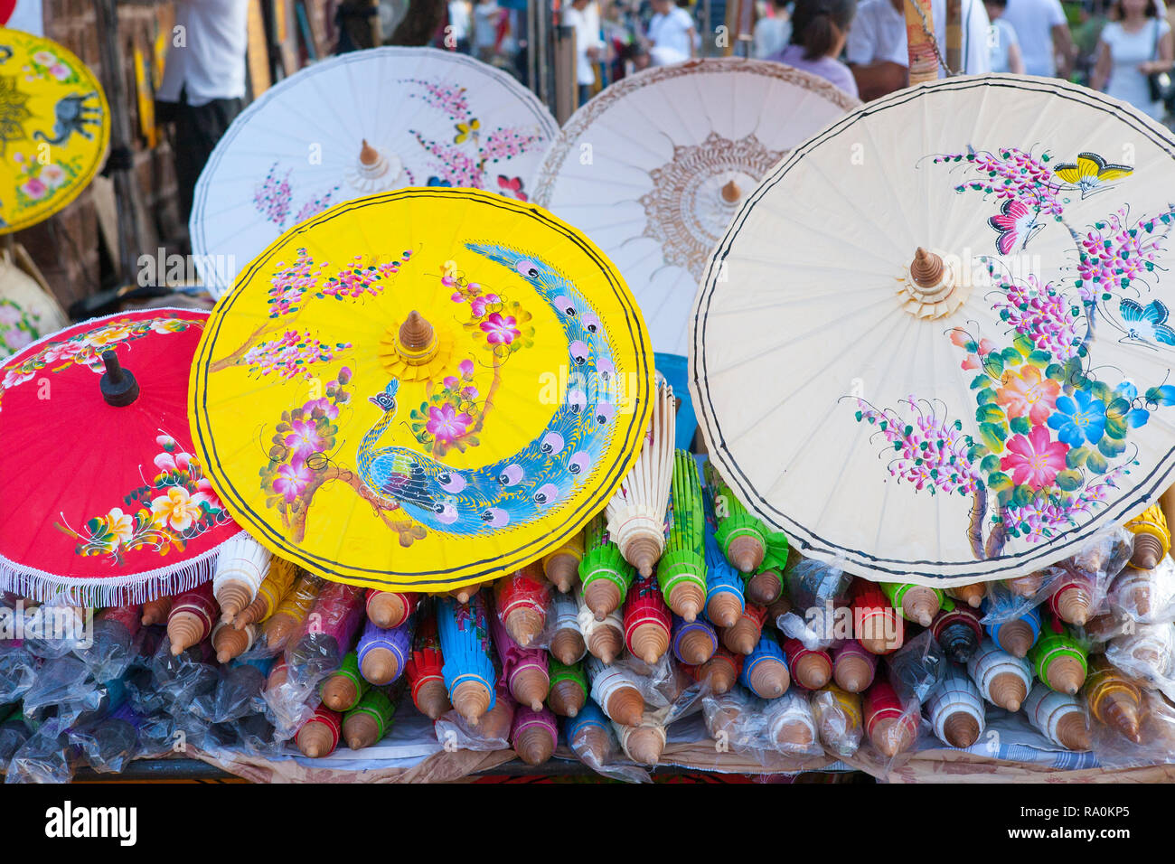 Papier peint de parasols, dimanche Walking Marché, Chiang Mai, Thaïlande Banque D'Images