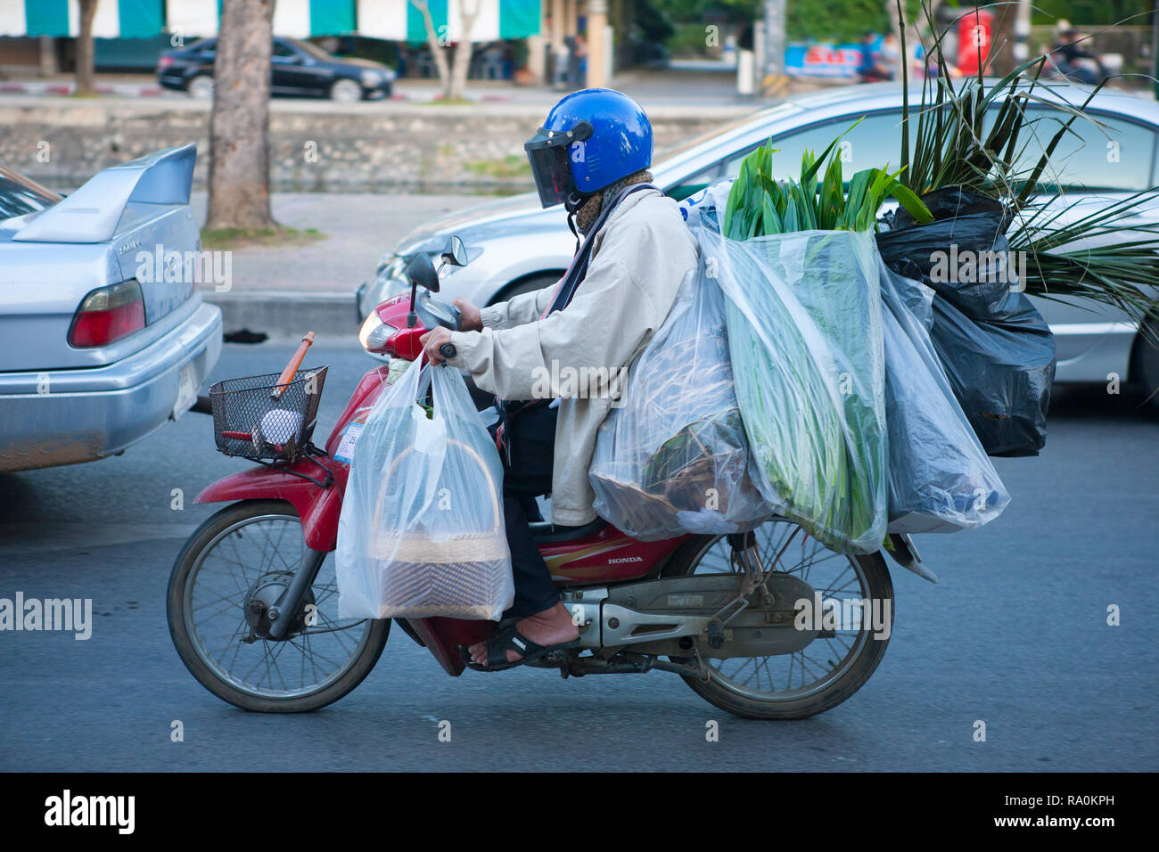 Overladen cycle moteur rider, Chiang Mai, Thaïlande Banque D'Images