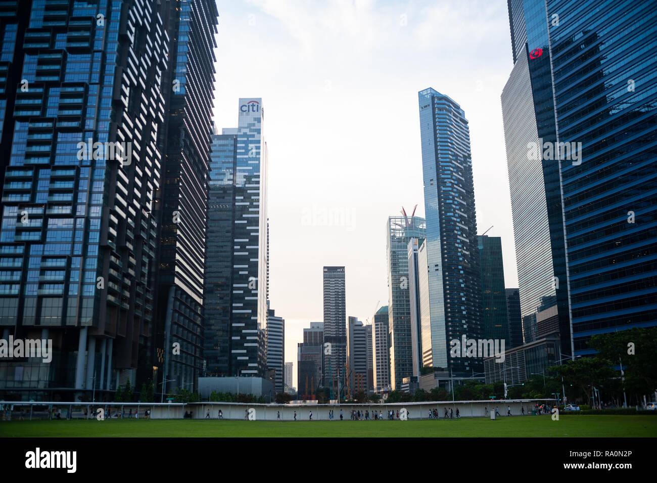 19.10.2018, Singapore, Republik Singapur, Asien - Moderne Wolkenkratzer reihen sich entlang des Geschaeftsviertels à Marina Bay Marina Un auf dem Banque D'Images