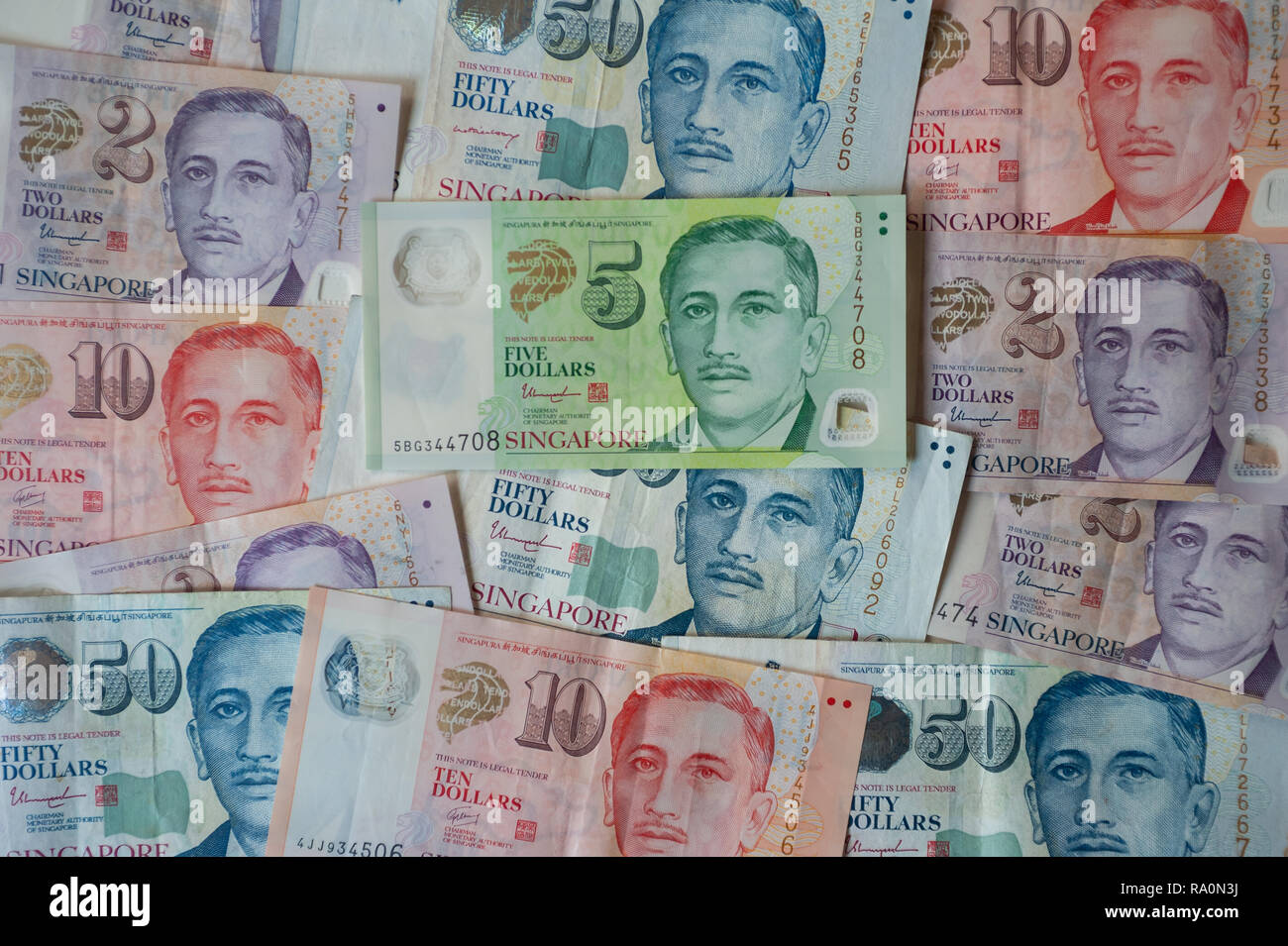 24.11.2018, Singapore, Republik Singapur, Asien - Singapur-Dollar Stueckelung dans Banknoten unterschiedlicher. 0SL181124D001CARO.JPG [communiqué de modèle : Non Banque D'Images