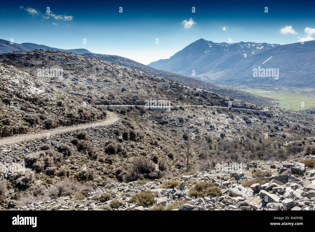 Vue sur route de campagne au milieu de la région de Crète, Grèce Europe incultes Banque D'Images