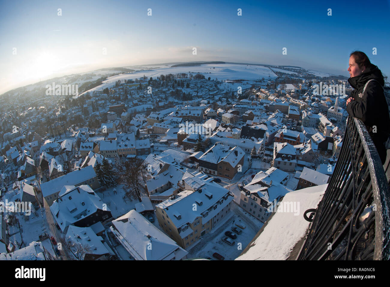 04.12.2012, Schneeberg, Saxe, Allemagne - Vue depuis la tour de la soi-disant miner les dômes de l'église de Saint Wolfgang à Schneeberg dans la ville. 0U Banque D'Images