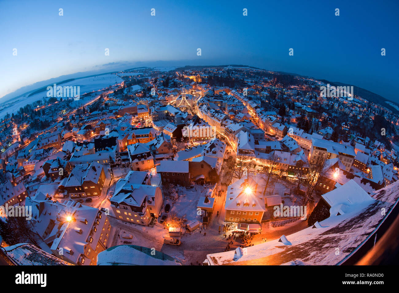 04.12.2012, Schneeberg, Saxe, Allemagne - Vue depuis la tour de la soi-disant miner les dômes de l'église de Saint Wolfgang à Schneeberg dans la ville. 0U Banque D'Images