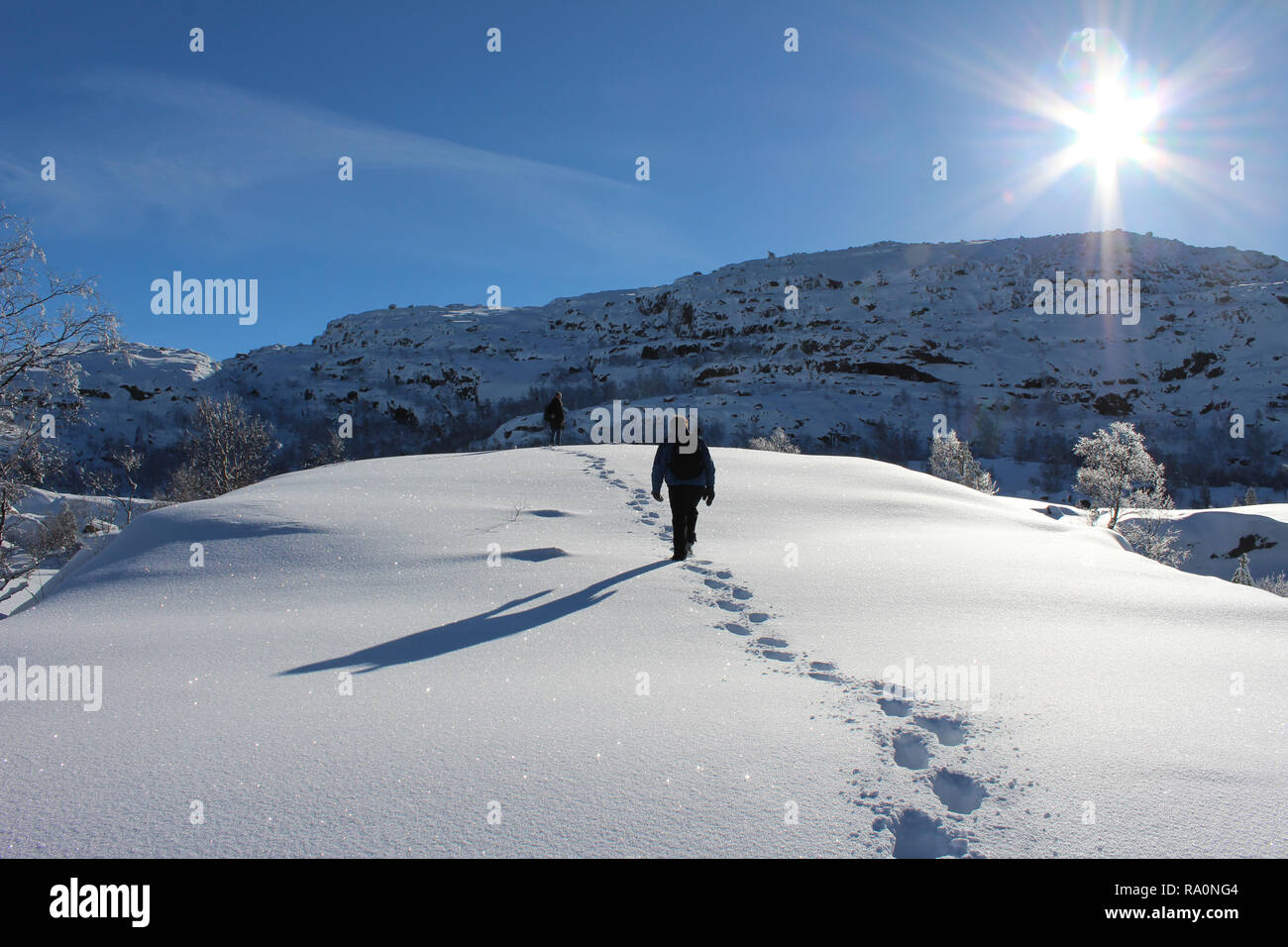 Prenant une randonnée touristique de la neige à l'preikestolen en Norvège, Scandinavie Banque D'Images