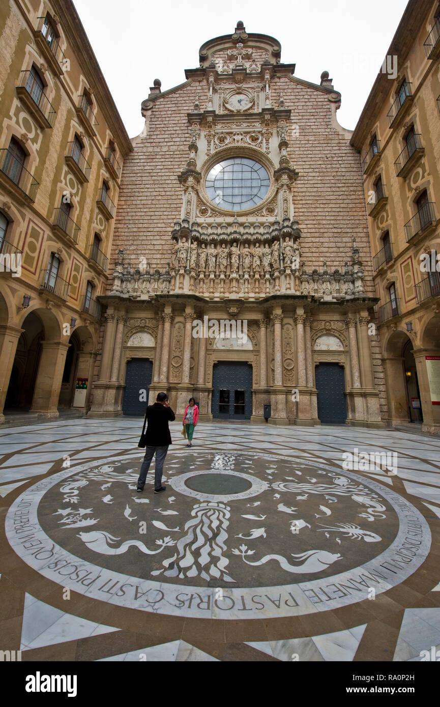 L'extérieur de l'église au monastère de Montserrat, Montserrat, Barcelone, Espagne Banque D'Images