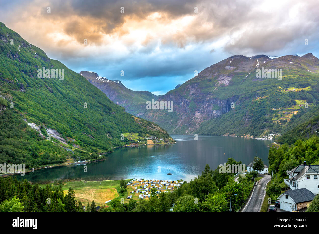 Le fjord de Norvège à la fin d'un coucher du soleil Banque D'Images