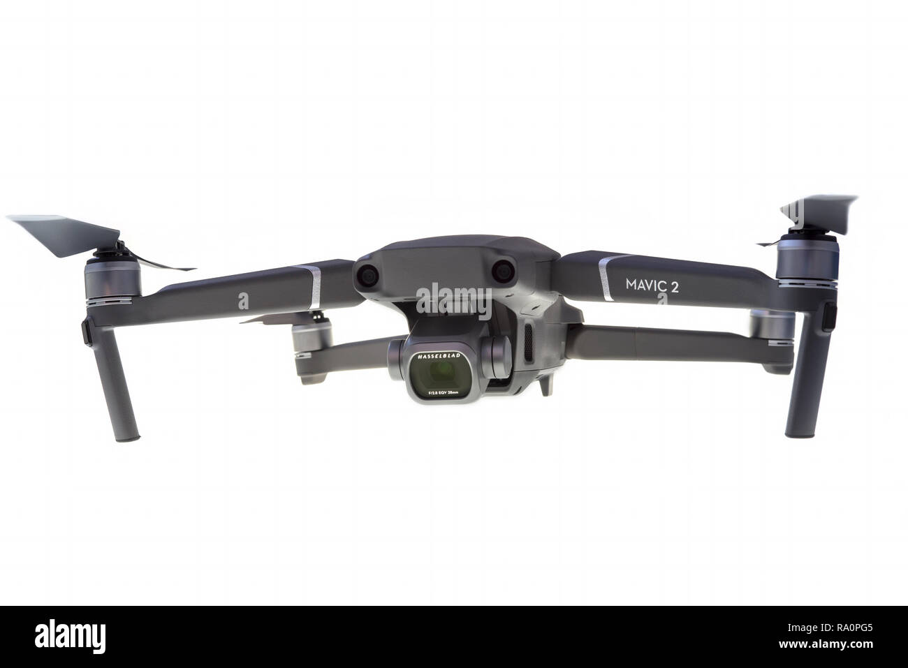 PIATRA Neamt, Roumanie - 12 octobre 2018 : 2 Mavic Pro drone avec appareil photo Hasselblad over white Banque D'Images