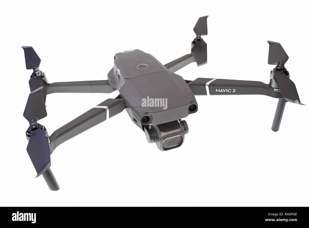 PIATRA Neamt, Roumanie - 12 octobre 2018 : 2 Mavic Pro drone avec appareil photo Hasselblad over white Banque D'Images