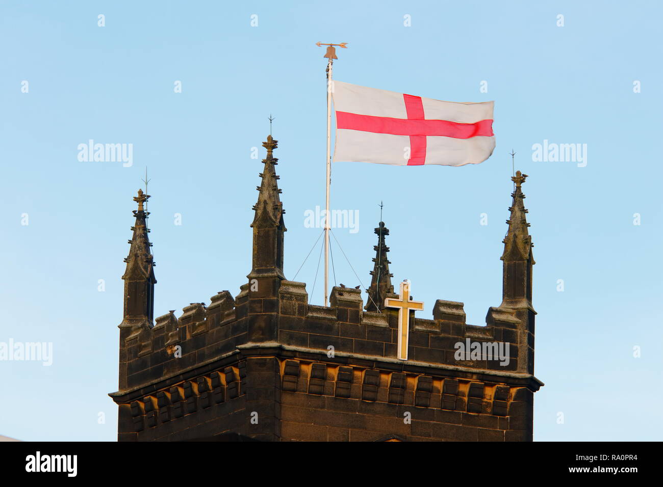 St George's flag flying high et fier au-dessus de Swillington sur St Mary's Church Tower. Banque D'Images