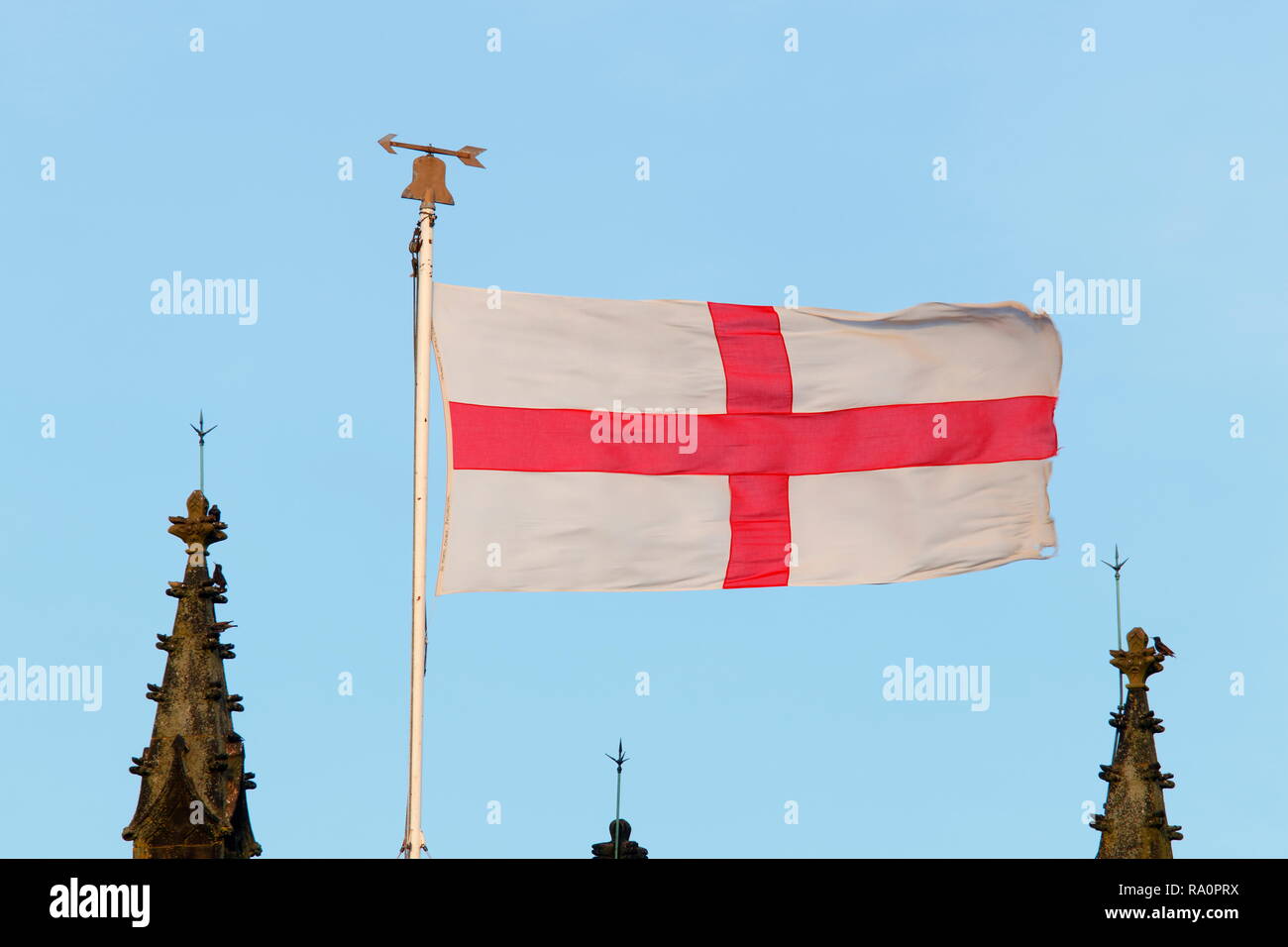 St George's flag flying high et fier au-dessus de Swillington sur St Mary's Church Tower. Banque D'Images