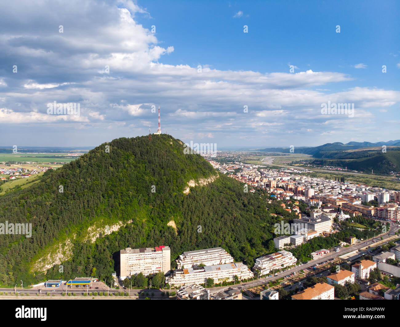 Panorama aérien d'une ville de montagne, vue drone de Piatra Neamt Banque D'Images