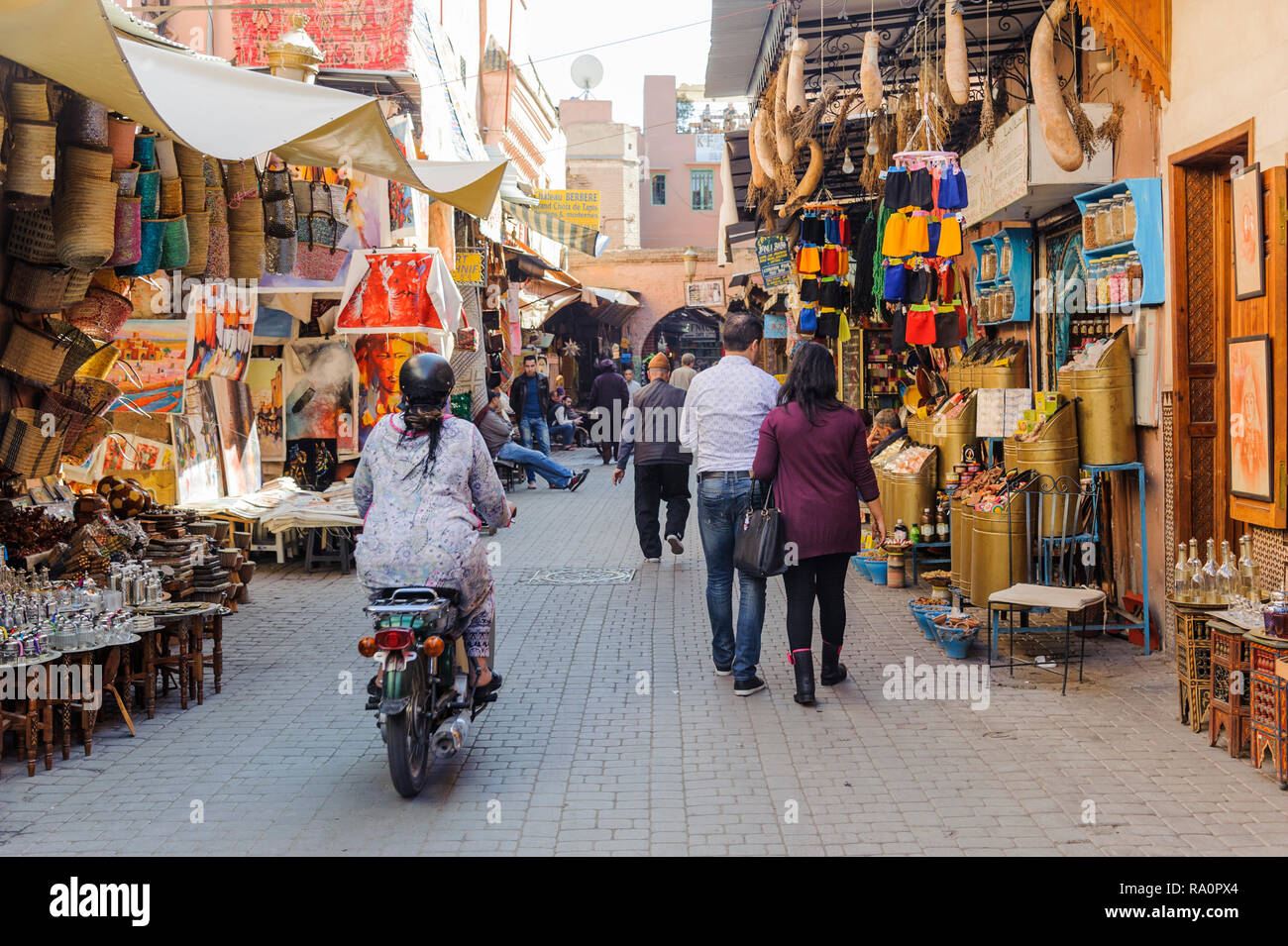 05-03-15, Marrakech, Maroc. Scène de rue à la médina, ou vieille ville. Photo : © Simon Grosset Banque D'Images