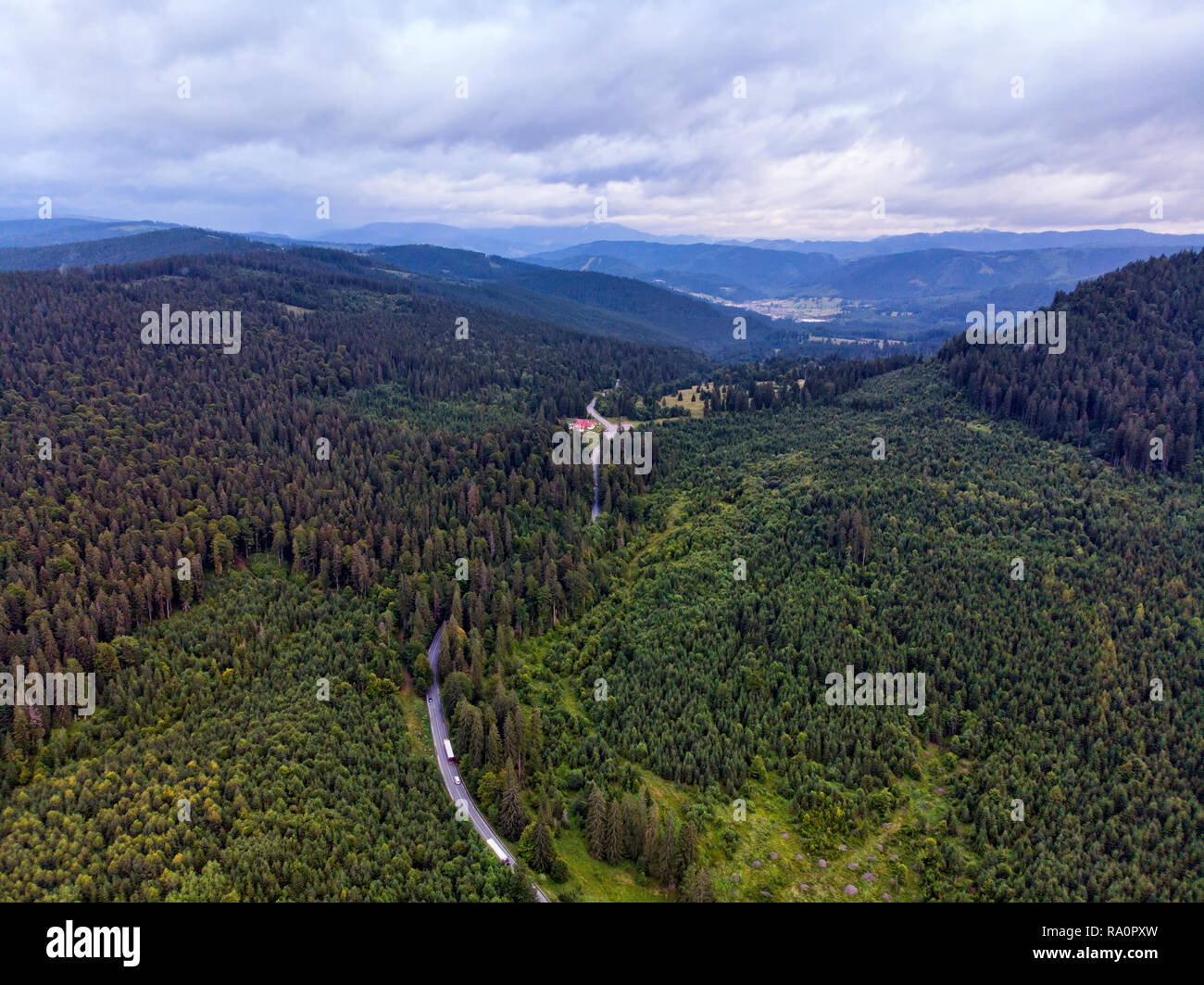 Route de l'autoroute à travers une forêt verdoyante, drone Vue de dessus Banque D'Images