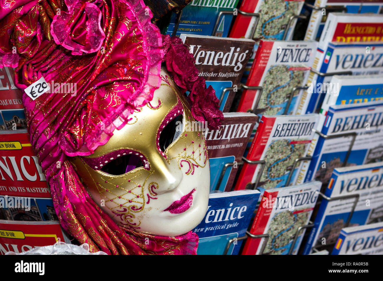 Masque vénitien et multilingue de guides touristiques. Venise Italie Banque D'Images