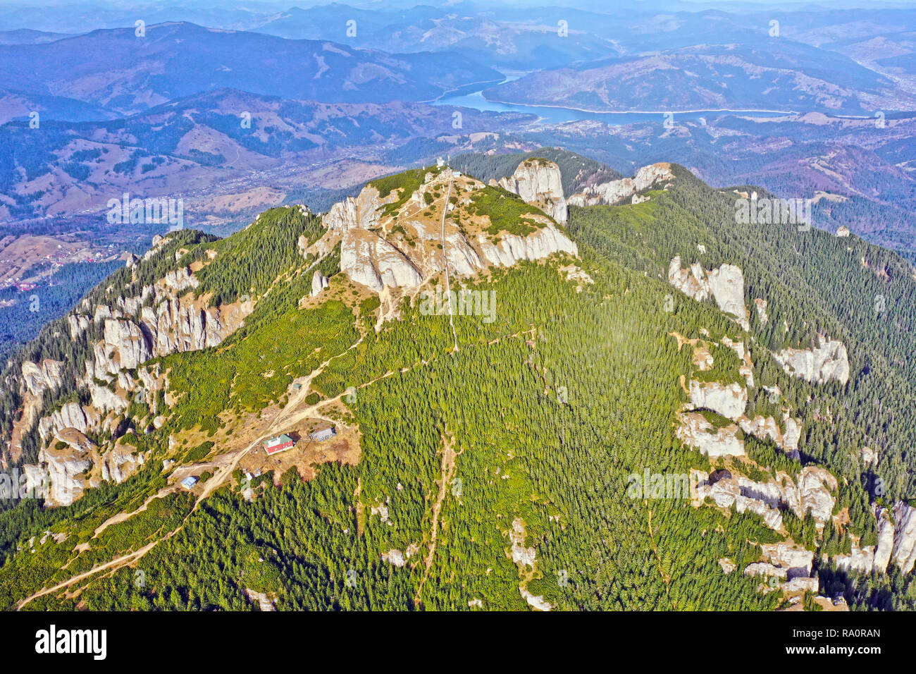 Vue aérienne du drone, Rocky Mountain d'été et du paysage magnifique paysage derrière Banque D'Images
