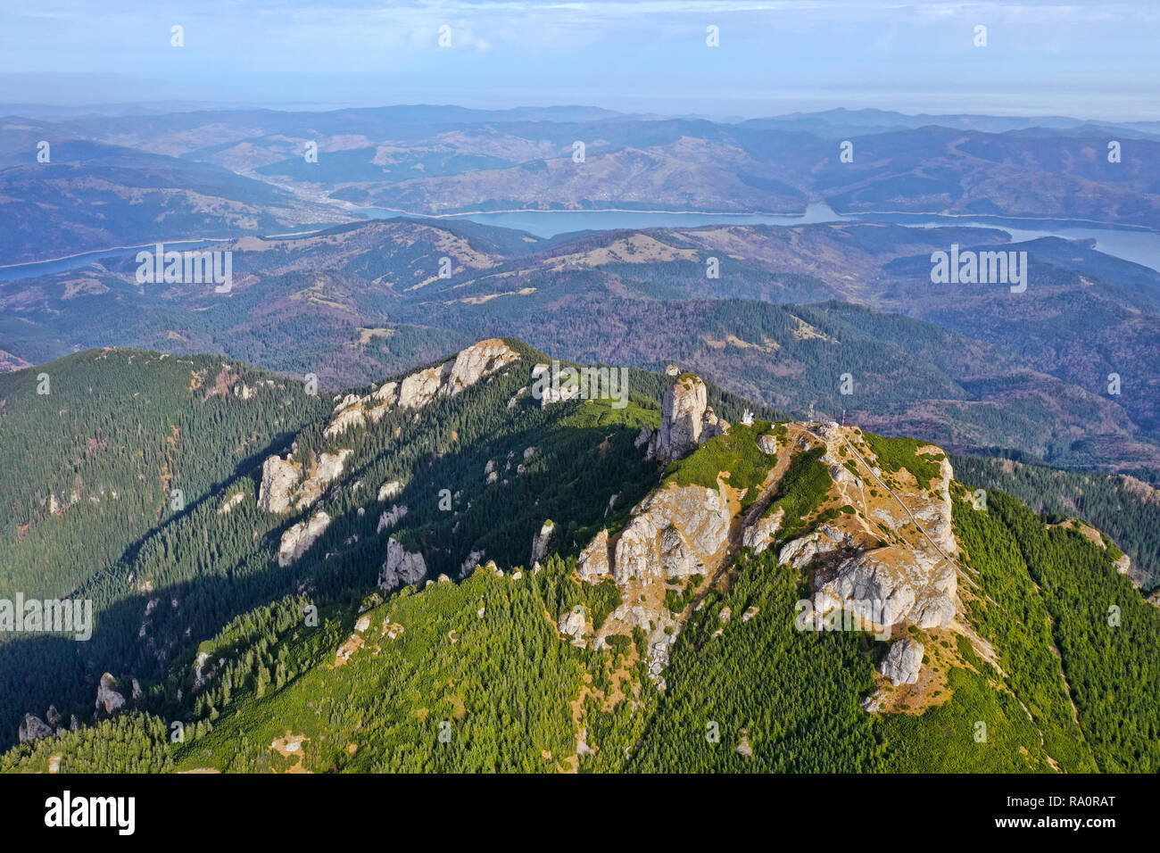 Vue aérienne de drone, sommet de montagne, forêt et lac près de Banque D'Images