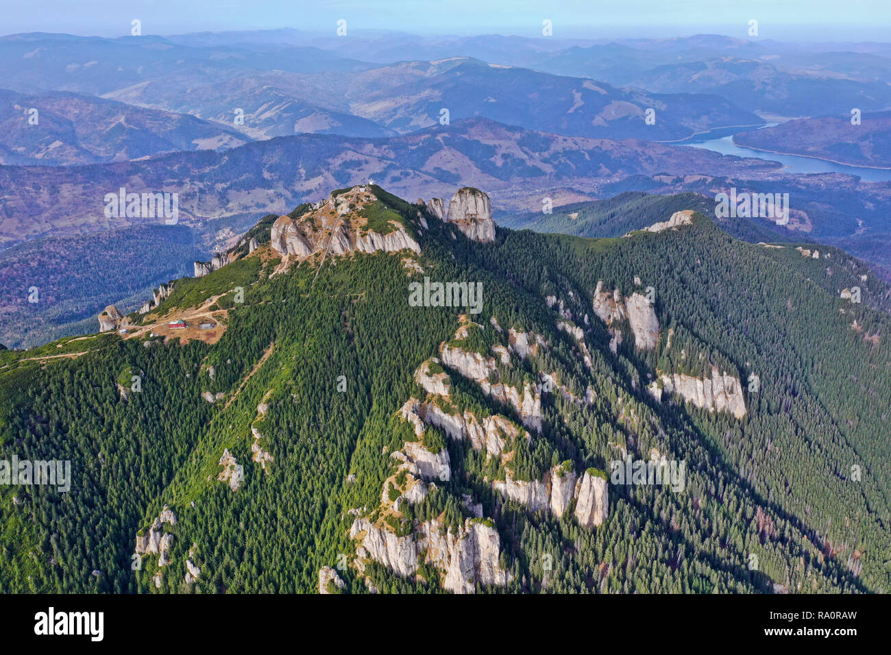 Les rochers et les paysages d'été de la forêt, vue aérienne de la montagne d'été Banque D'Images