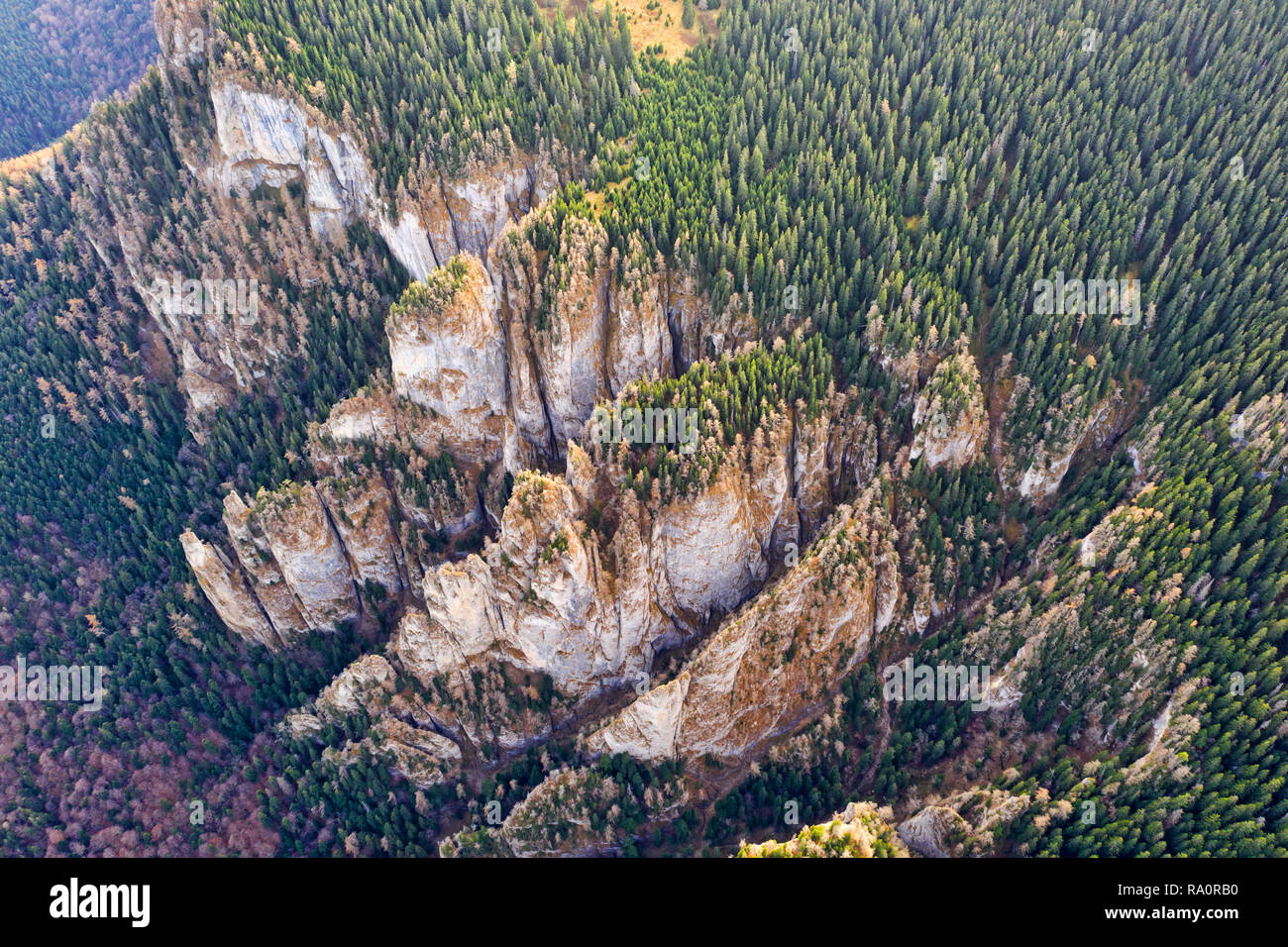 Vue de drone énorme montagne des roches dans l'été, la montagne Ceahlau en Roumanie Banque D'Images