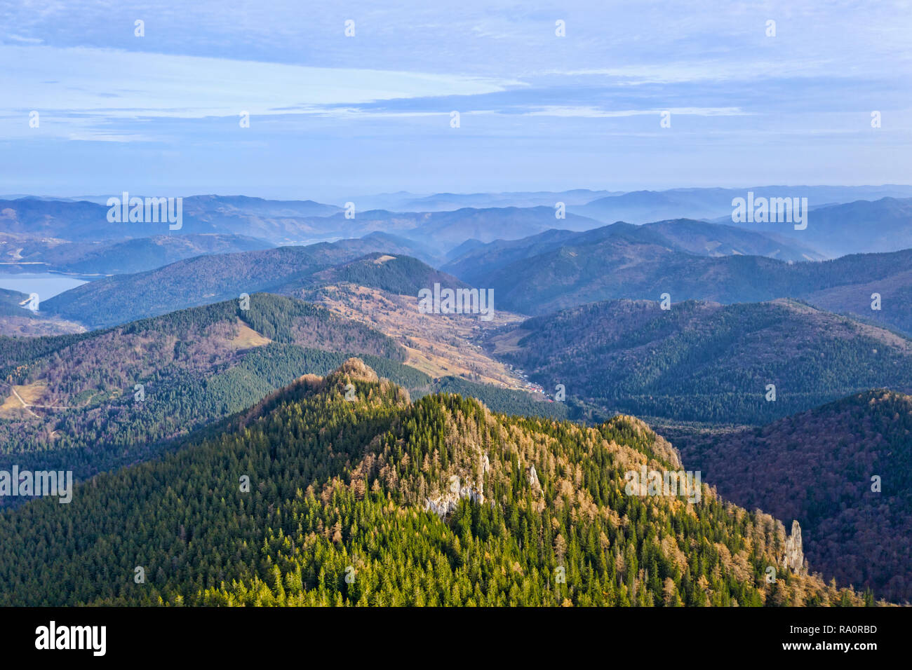 Vue aérienne de la fin de l'automne paysage, forêt et collines. Banque D'Images