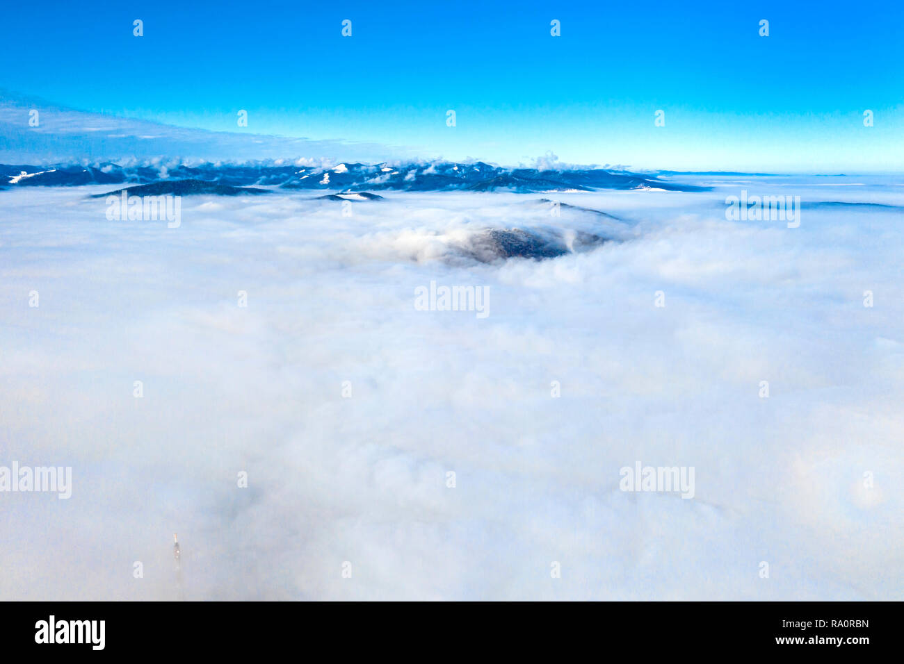 Drone volant au-dessus des nuages bas, nuages sur la vallée de montagne Banque D'Images