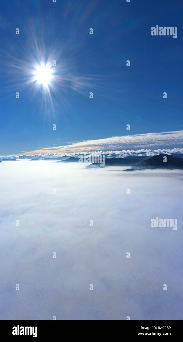 Soleil du matin plus de nuages bas, vue aérienne drone Banque D'Images