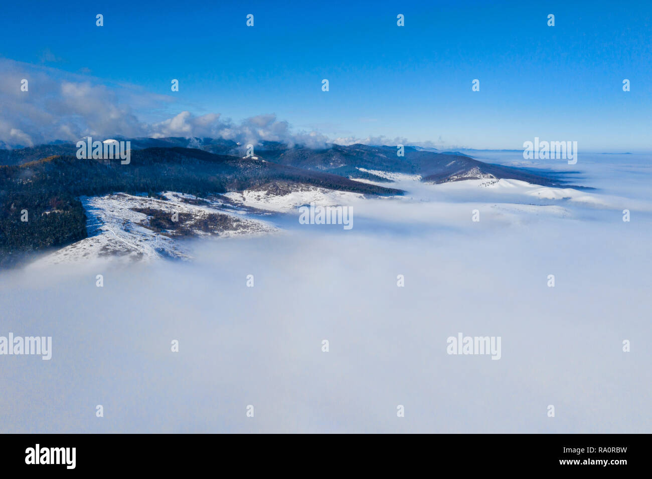 Paysage de montagne matin avec les nuages bas, vue aérienne Banque D'Images