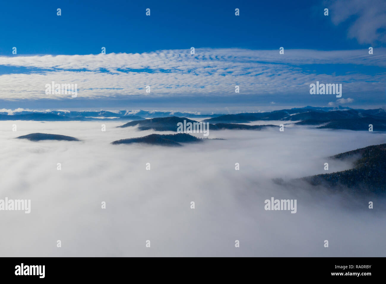 Les nuages bas dans la vallée, matin, scène aérienne drone view Banque D'Images
