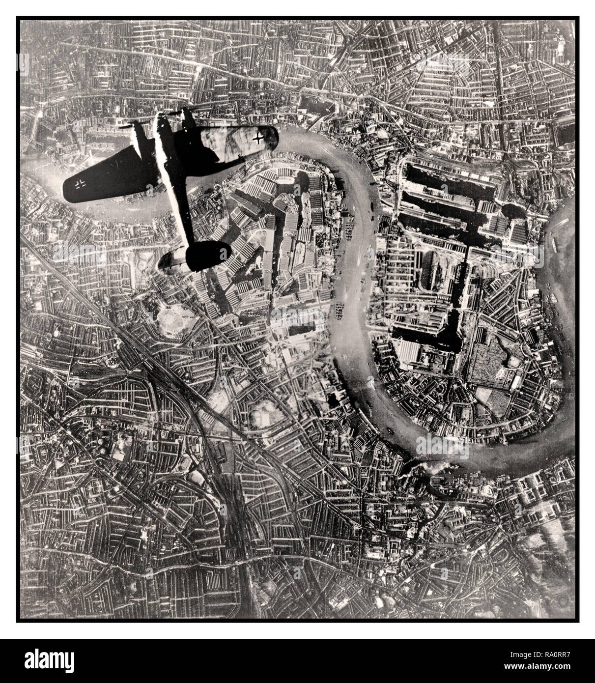 La Luftwaffe NAZIE LONDON BLITZ BOMBER Vintage WW2 image aérienne d'un Nazi Allemagne Luftwaffe bombardier Heinkel He111 sur un bombardement de jour en survolant le centre de Londres, le 7 septembre 1940. Cette remarquable image prise par la Luftwaffe nazie, a été découverte après la DEUXIÈME GUERRE MONDIALE dans une archive inédite de photographies aériennes allemandes. Visible directement ci-dessous est un objectif clé pour la Luftwaffe, le complexe industriel de la Royal Docks sur la Tamise Londres Banque D'Images