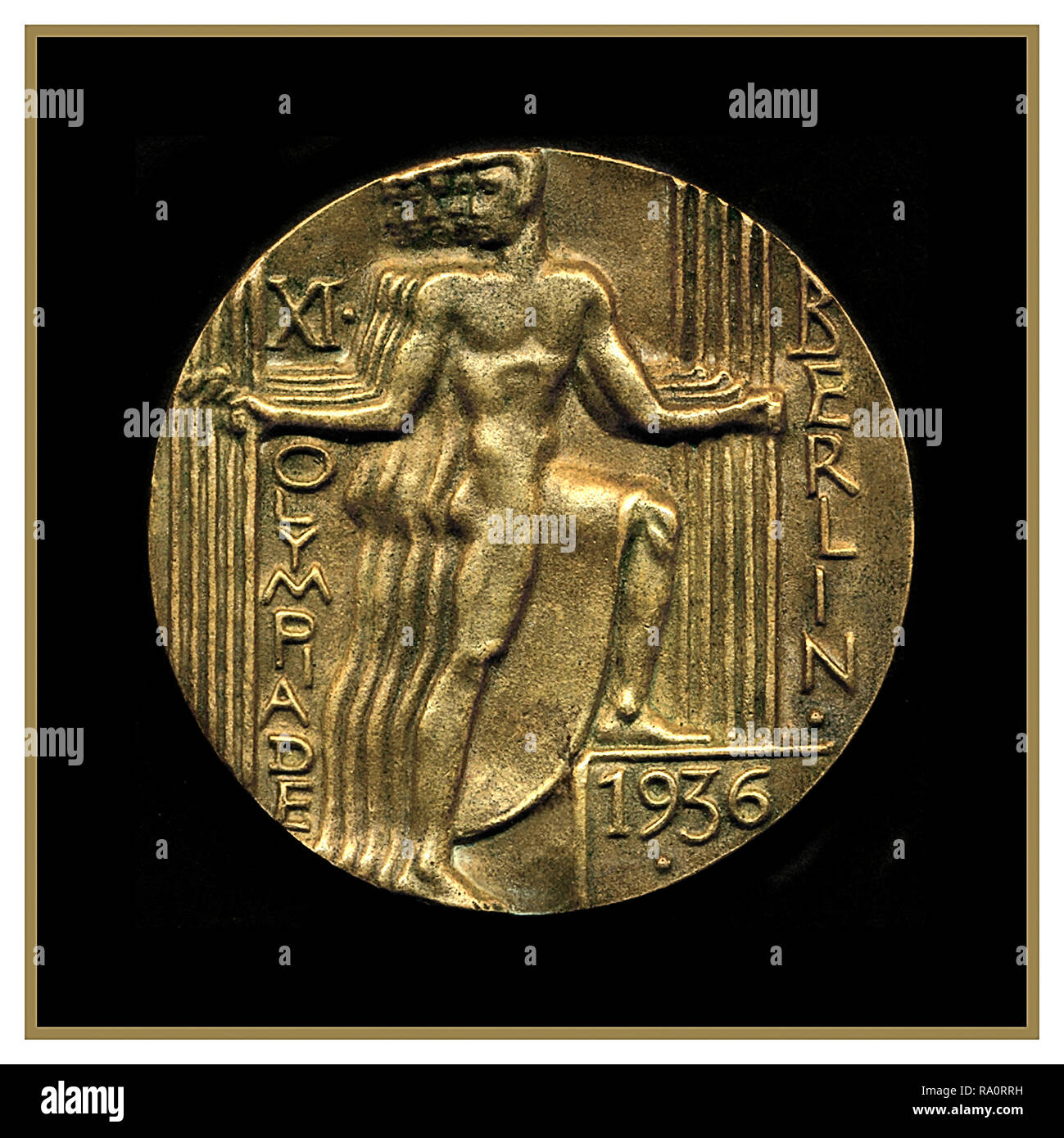 Les Jeux Olympiques Berlin 1936 Médaille d'or - Médaille officielle de participation des Jeux Olympiques à Berlin Allemagne nazie 1936. Banque D'Images