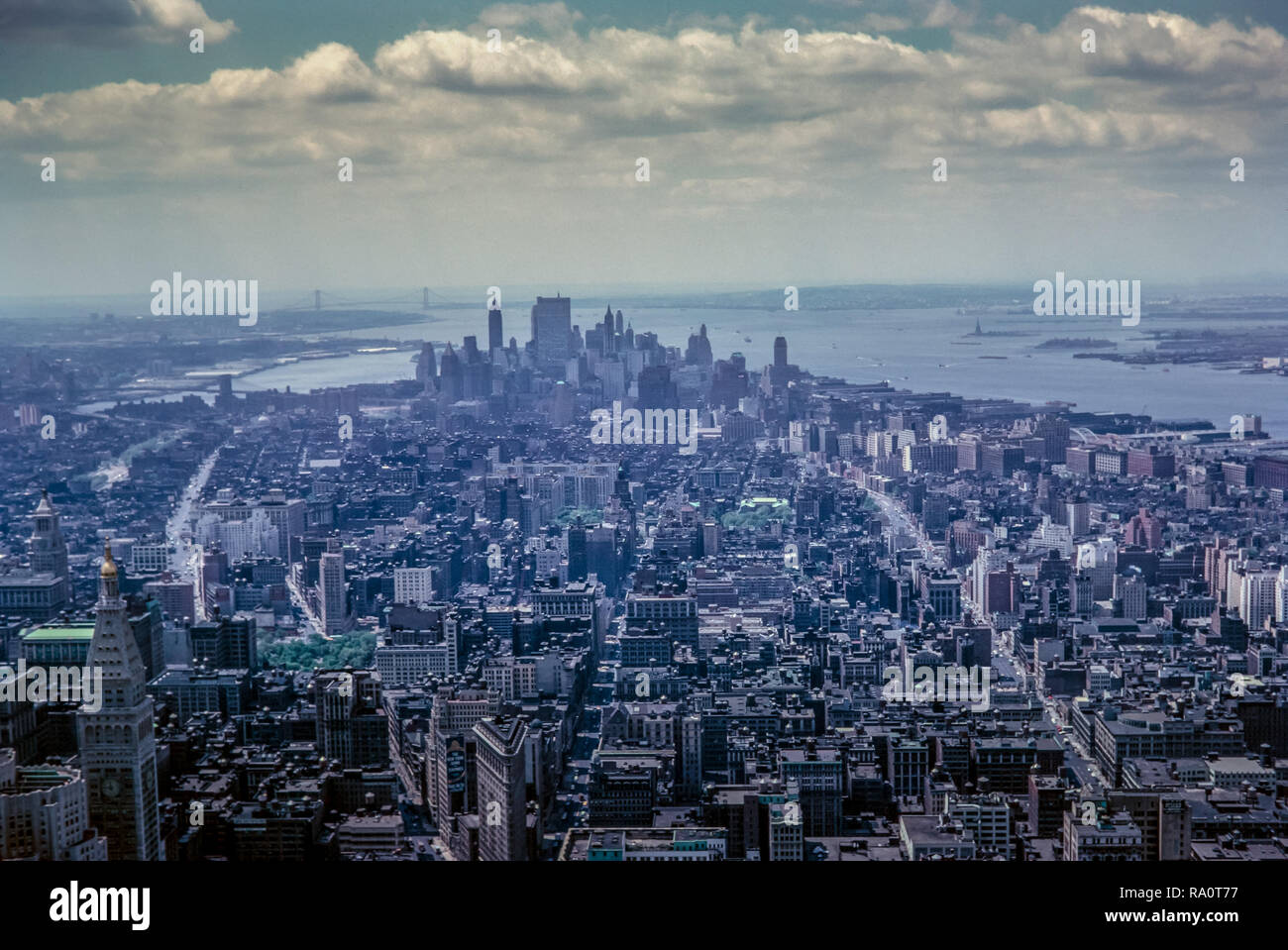 Juin 1964. Vue depuis le haut de l'Empire State Building de New York à la recherche vers le bas Manhattan avec la Statue de la Liberté au loin. Banque D'Images
