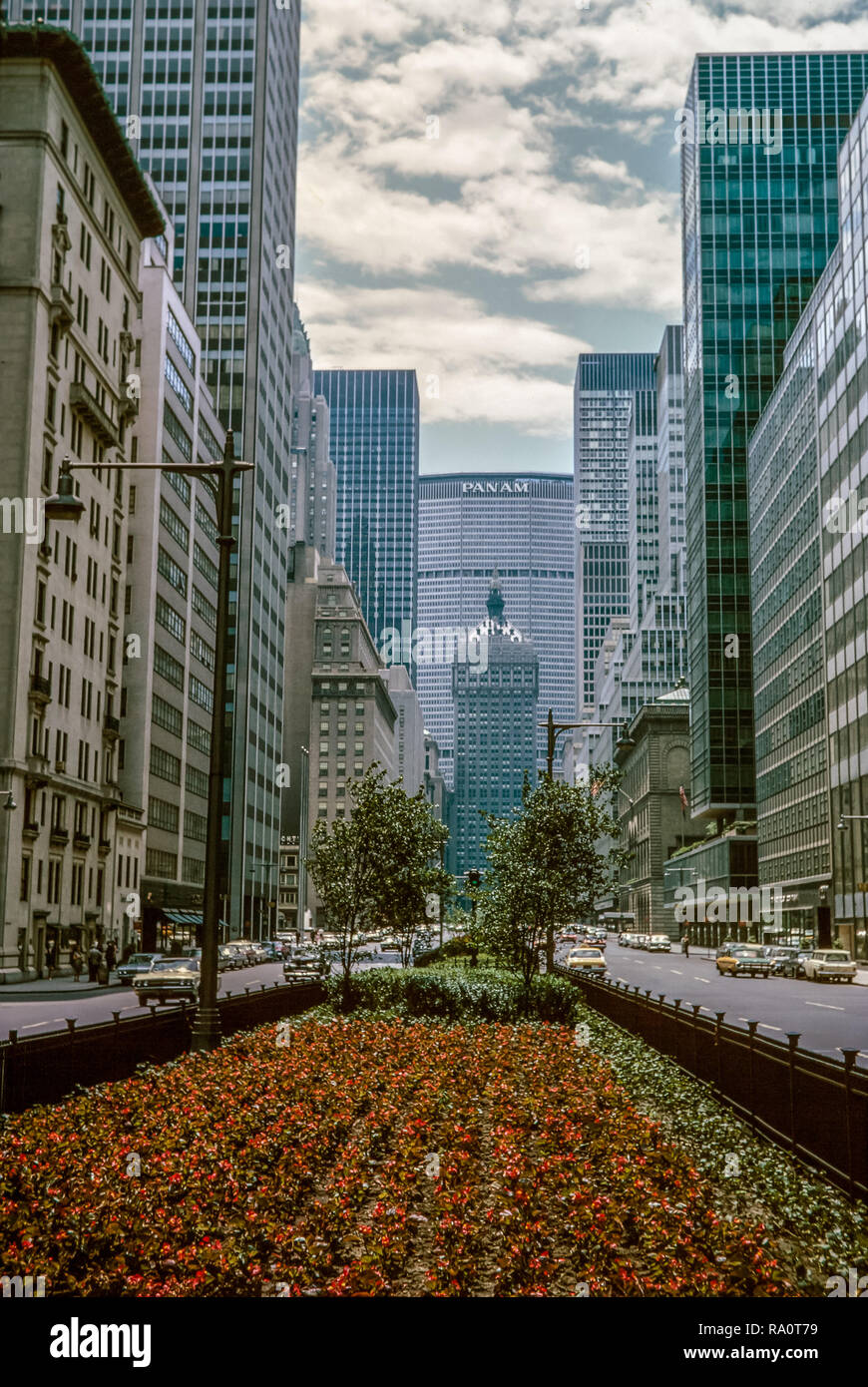 Juin 1964. La vue vers le haut Park Avenue à New York avec le bâtiment de la Pan Am à la fin. Banque D'Images