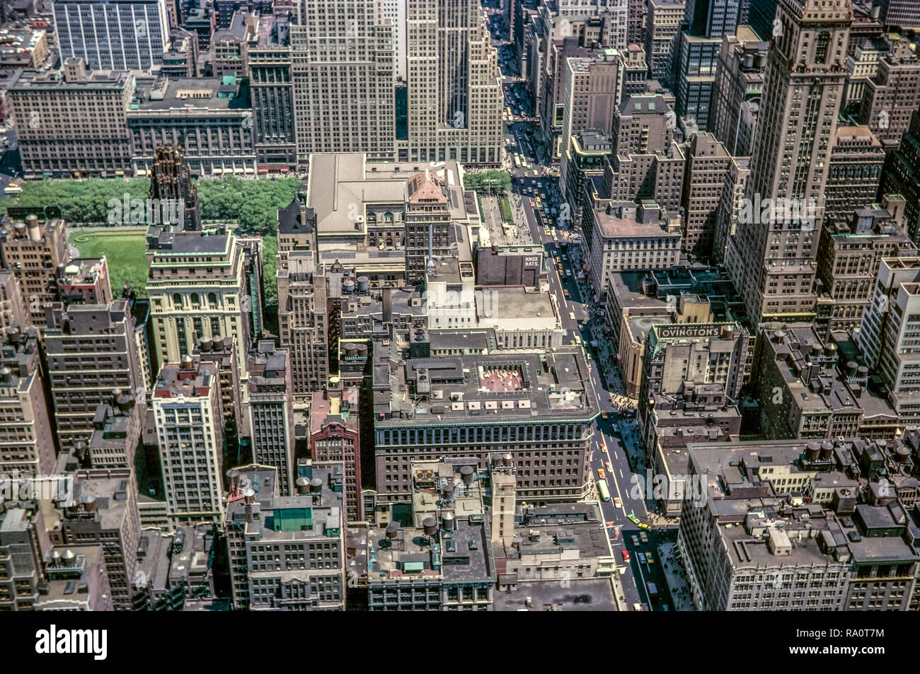 New York juin 1964. Vue plongeante sur la ville de New York avec la construction Ovingtons à droite au premier plan. Banque D'Images