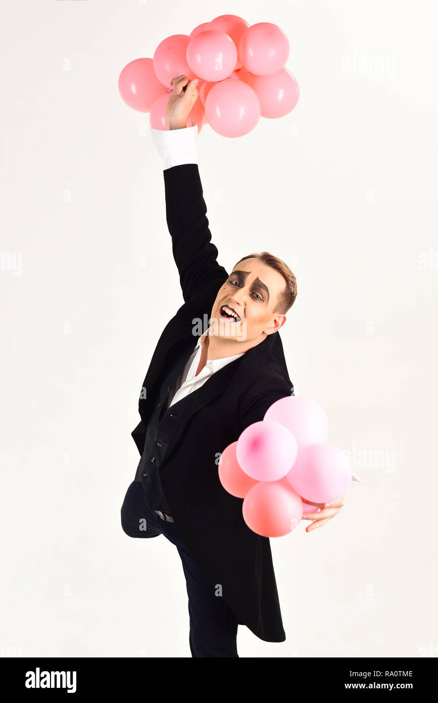 Joyeux Anniversaire A Quelqu Un Qui Est Eternellement Jeune L Homme Partie Mime Avec Des Ballons Homme Avec Du Maquillage Sur Mime D Anniversaire Anniversaire Ou Anniversaire Photo Stock Alamy