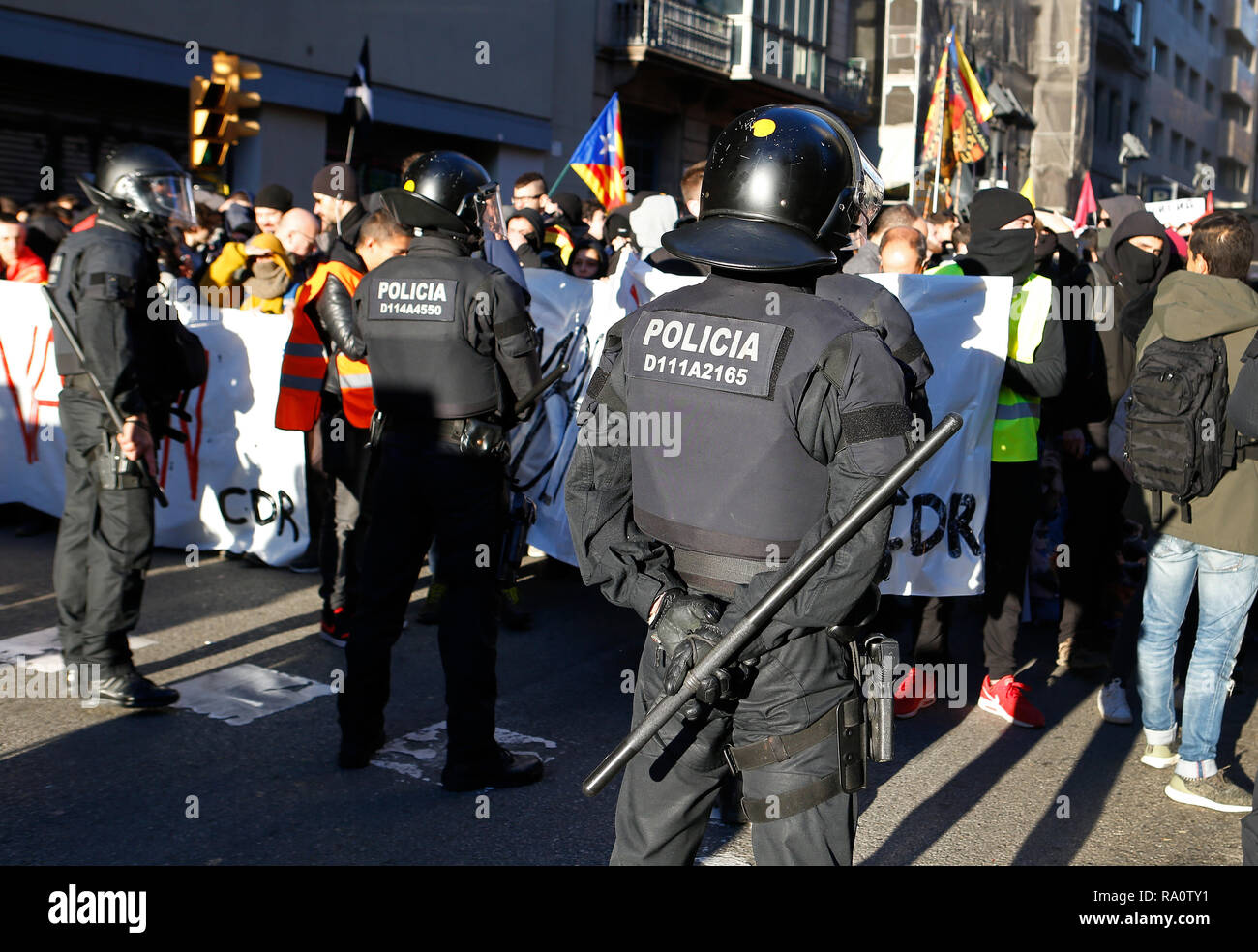 Barcelone / Espagne - 21 décembre 2018 : émeutes anti choc charge policière contre les manifestants pendant la manifestation contre la célébration de l'espagnol Banque D'Images