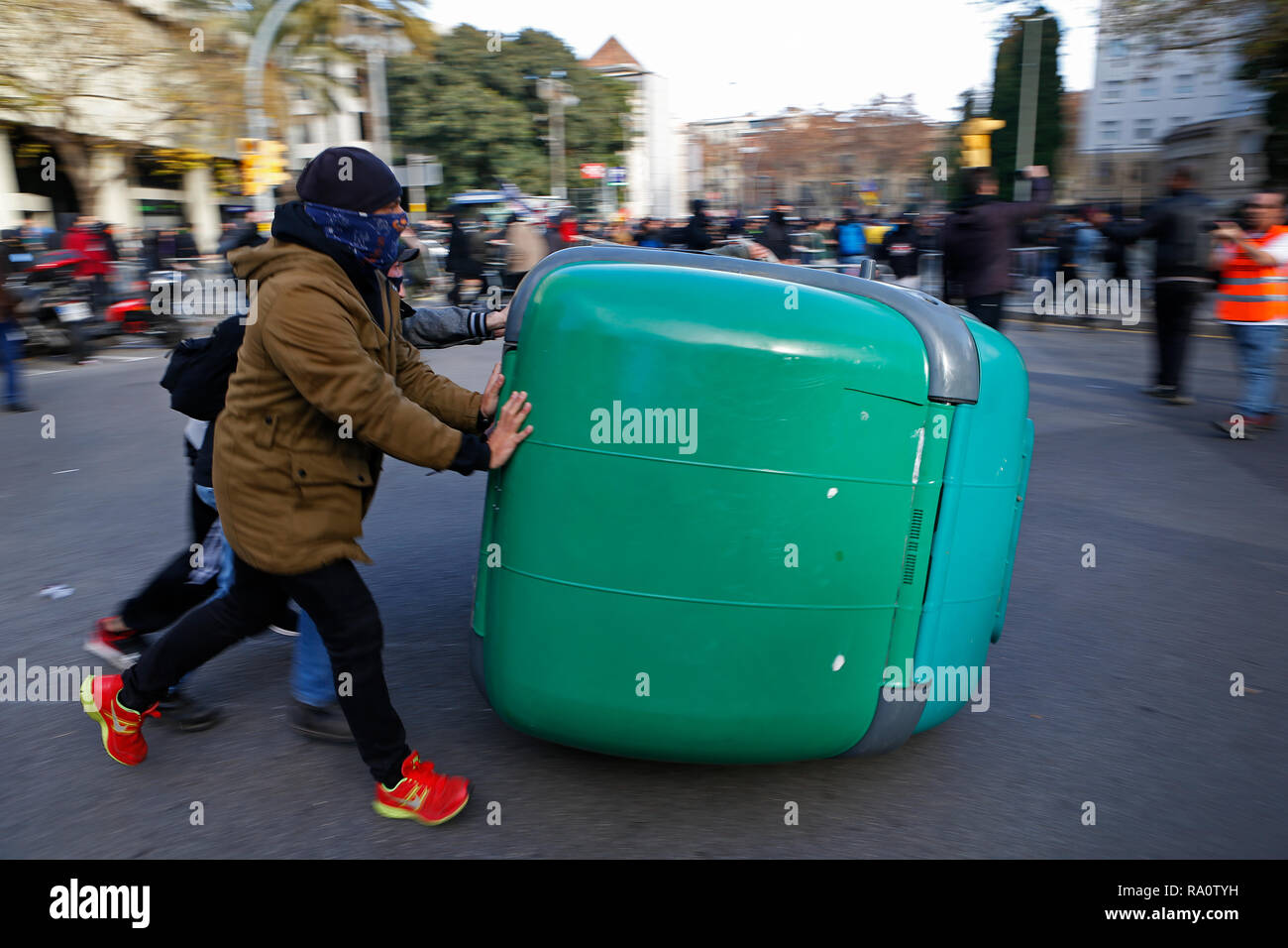 Barcelone / Espagne - 21 décembre 2018 : émeutes anti choc charge policière contre les manifestants pendant la manifestation contre la célébration de l'espagnol Banque D'Images