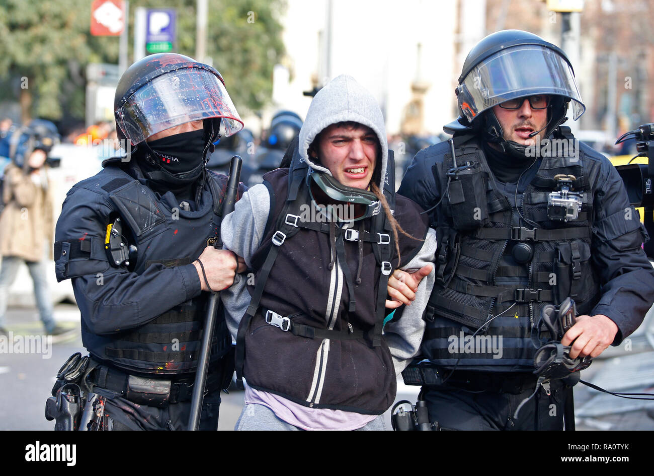Barcelone / Espagne - 21 décembre 2018 : émeutes anti choc police arrête un garçon pendant la manifestation contre la célébration de l'espagnol min conseil Banque D'Images