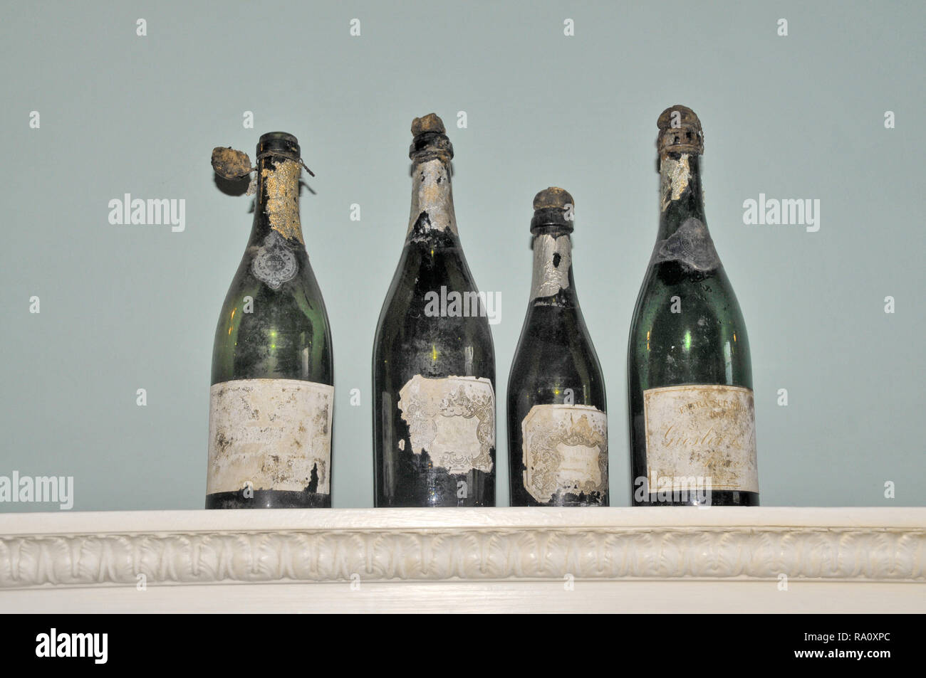 Mobilier ancien du xixe siècle ouvre bouteilles de champagne debout sur une corniche. Banque D'Images