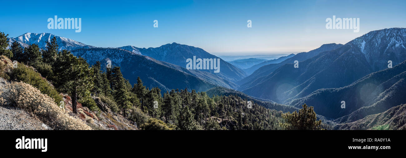 Vue panoramique de Blue Ridge couvertes de neige d'Inspiration Point dans Wrightwood, en Californie. Banque D'Images