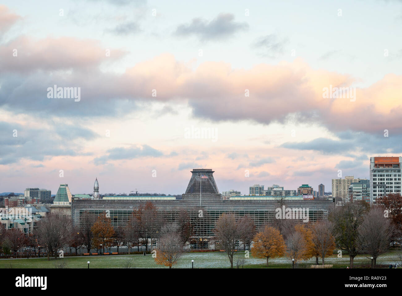 OTTAWA, CANADA - 10 NOVEMBRE 2018 : levée de drapeau américain sur les États-Unis d'Amérique ambassade à Ottawa, un symbole de l'être les relations diplomatiques Banque D'Images