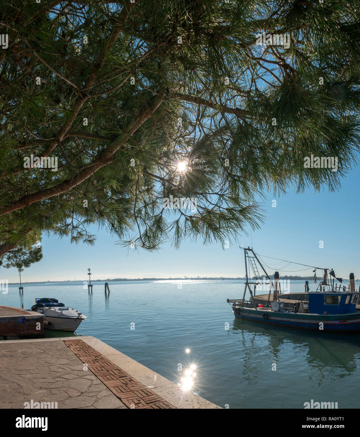 Canal menant à la lagune, Burano, Venise, Italie. Banque D'Images