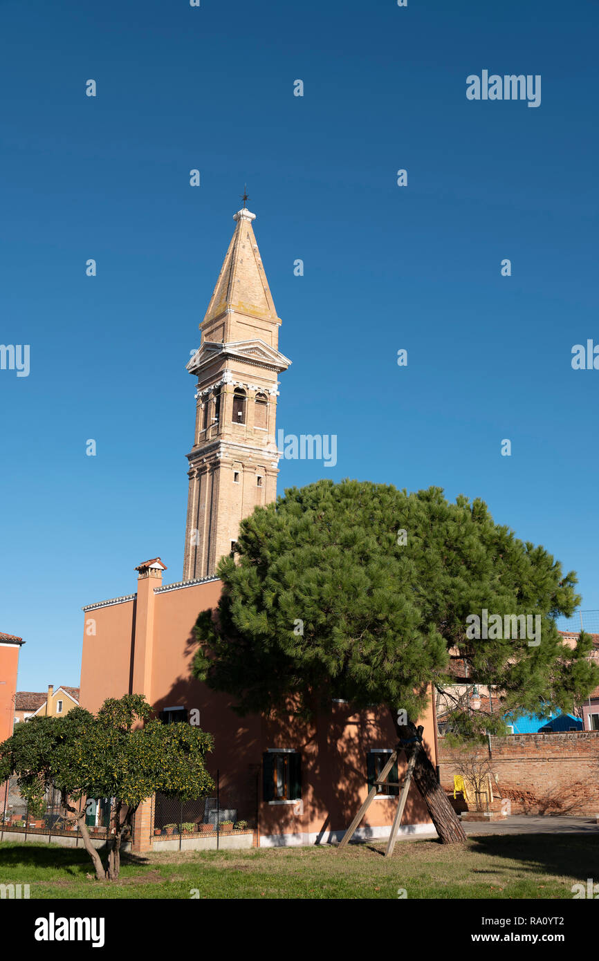 Tour de l'église de travers, Burano, Venise, Italie. Banque D'Images