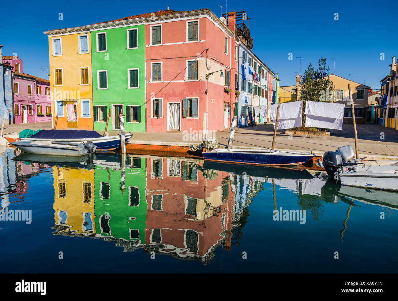 Les bâtiments peints et réflexions, Burano, Venise, Italie. Banque D'Images
