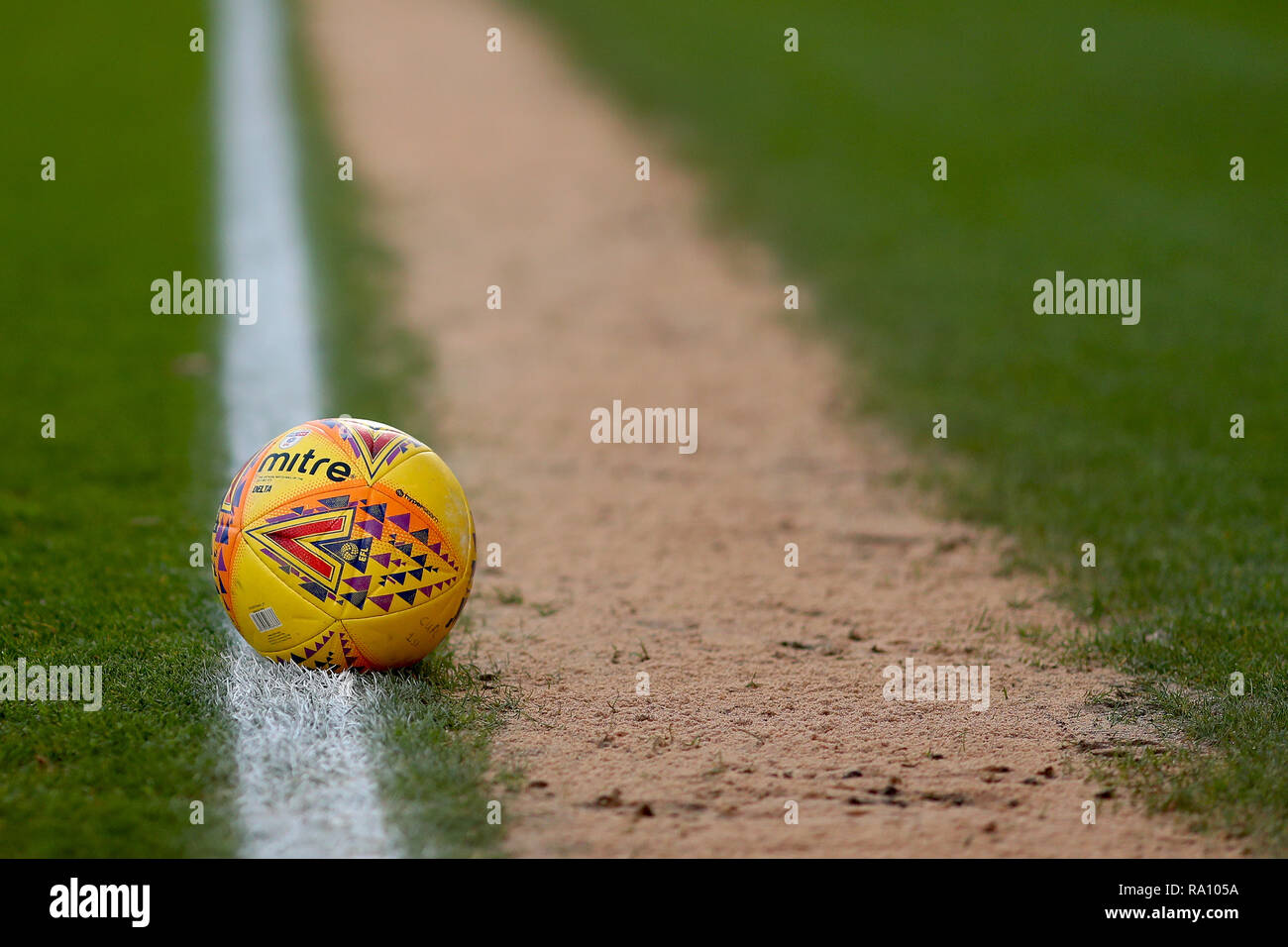 Hyperseam Delta mitre Hi-Vis Fluo boule hiver officiel de l'EFL 2018/19 - Colchester United v Morecambe, Sky Bet League, deux communauté JobServe Stad Banque D'Images