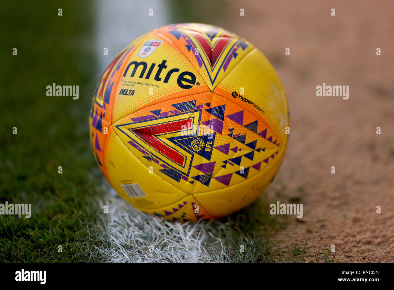 Hyperseam Delta mitre Hi-Vis Fluo boule hiver officiel de l'EFL 2018/19 - Colchester United v Morecambe, Sky Bet League, deux communauté JobServe Stad Banque D'Images