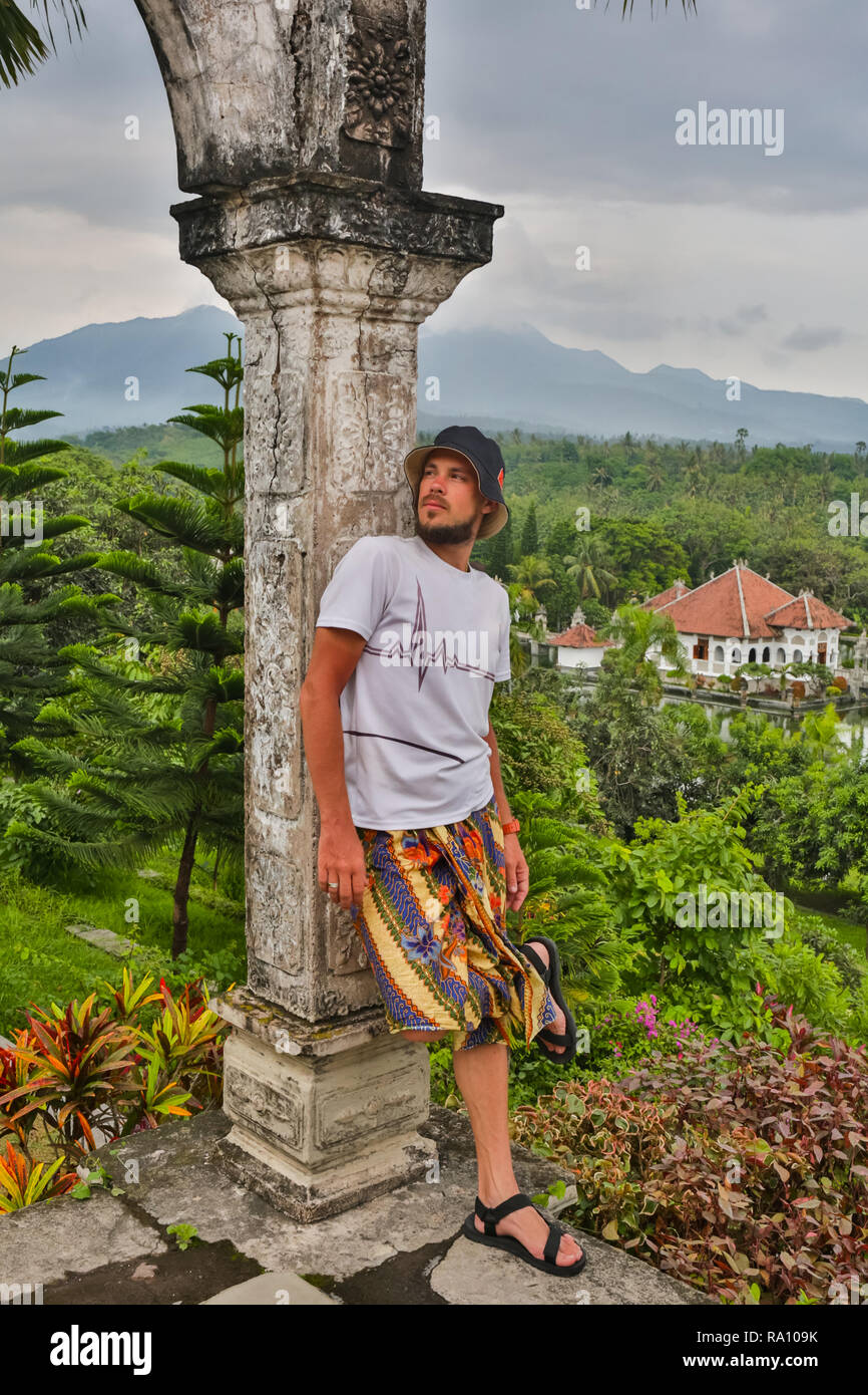 Jeune homme dans le vieux palais d'eau touristiques sur l'ile de Bali. Banque D'Images