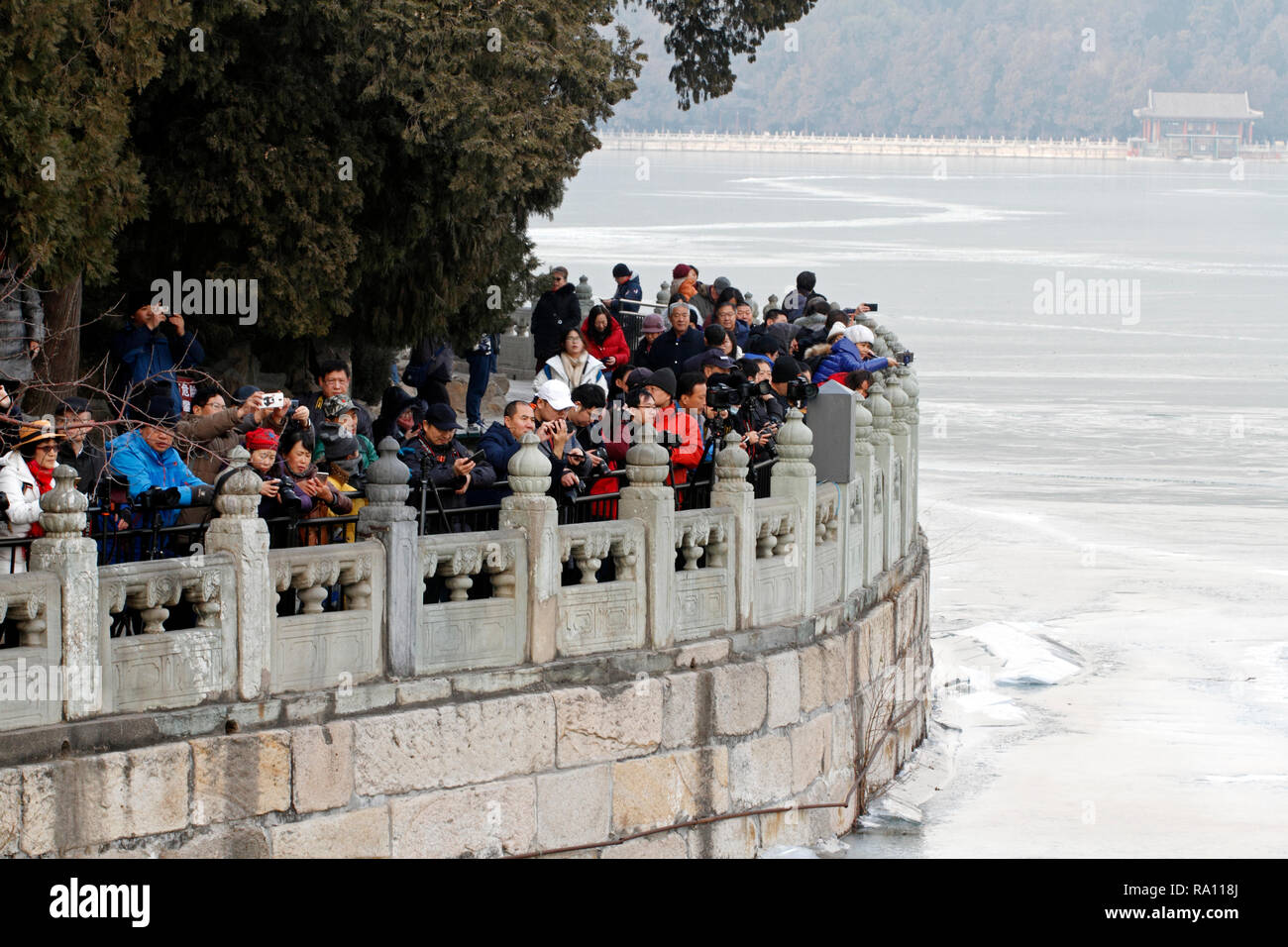 Collection de photographes ou de touristes avec des caméras à la lac Kunming bridge, Summer Palace, Beijing, Chine. Banque D'Images